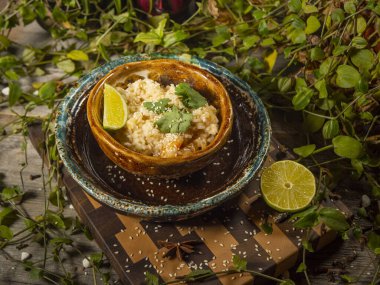 Karides ve bitkilerle nefis pirinç ve bir dilim limon.