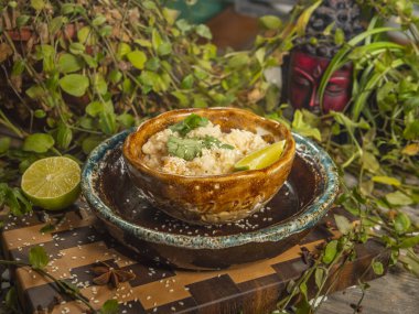 Karides ve bitkilerle nefis pirinç ve bir dilim limon.