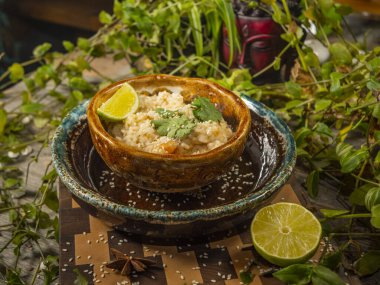 Karides ve bitkilerle nefis pirinç ve bir dilim limon.