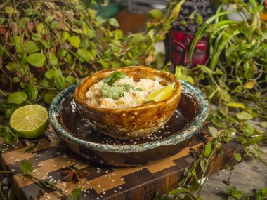 Karides ve bitkilerle nefis pirinç ve bir dilim limon.