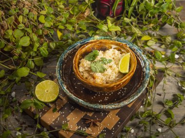 Karides ve bitkilerle nefis pirinç ve bir dilim limon.