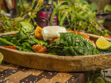 Yumurtalı, domatesli, guacamole soslu, krakerli, limonlu ve şifalı salata.