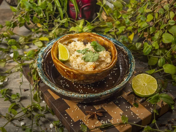 Delicioso arroz con camarones y hierbas y una rodaja de lima en platos artesanales —  Fotos de Stock