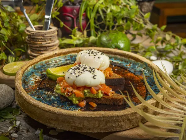 Sabrosos sándwiches con pescado rojo y salsa de guacamole sobre pan negro tostado —  Fotos de Stock