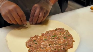 Tavuk bir konveksiyon fırınında pişirilir. Et kırmızı fırının içinde döner..
