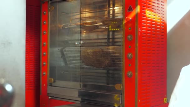 Pollo Viene Cotto Forno Convezione Carne Ruota Dentro Forno Rosso — Video Stock