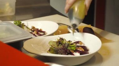 Restoranda salata yapma süreci. Taze sebze ve deniz ürünleri salatası.