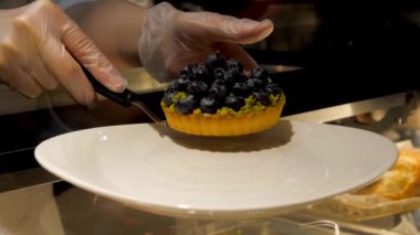 Tezgahtaki pastanede nefis bir tatlı keki.