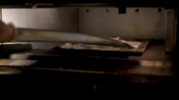 在厨房的咖啡店里烘焙的过程 — 图库视频影像