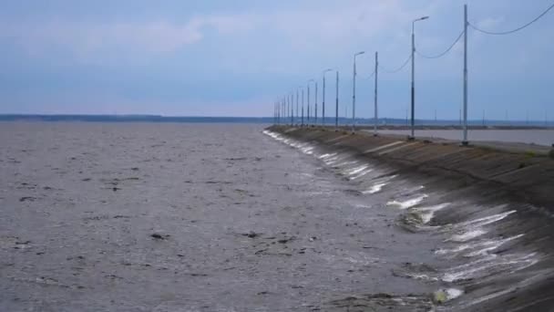 Kystbølger Til Havs Skittent Vann Med Søppel Utenfor Kysten Miljøproblemer – stockvideo