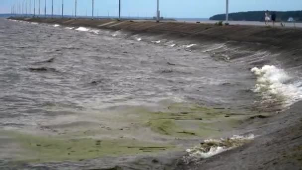 Παράκτια Κύματα Στη Θάλασσα Βρώμικα Νερά Σκουπίδια Στα Ανοικτά Των — Αρχείο Βίντεο