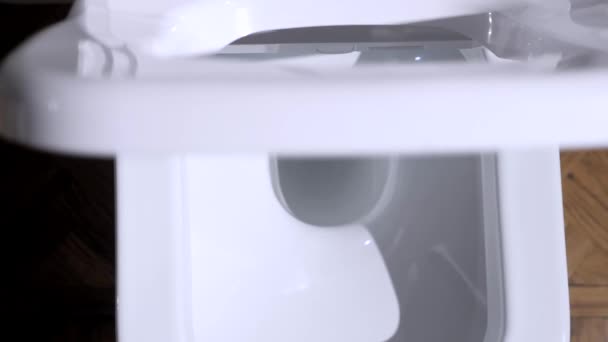 白色自动厕所 现代技术解决方案 把马桶盖和边缘抬起来 — 图库视频影像