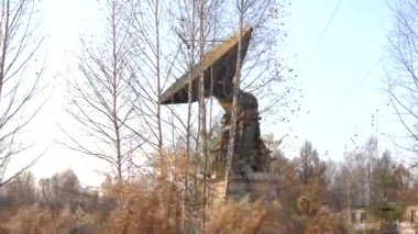 Ormanın ortasındaki eski bir üste büyük bir radar..