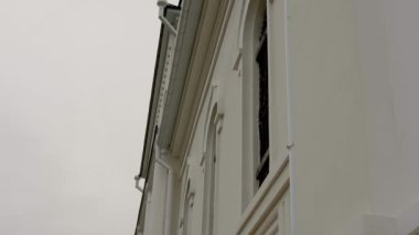 Eski beyaz kilise Sonbahar bulutlu bir günde.