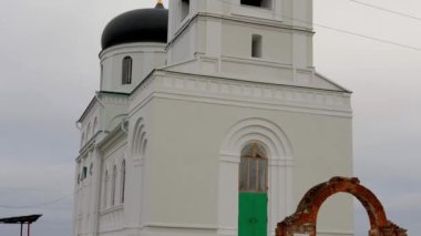 Eski beyaz kilise Sonbahar bulutlu bir günde.