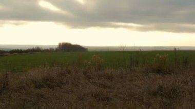 Panorama sahasının sonbahar bulutu yağmurdan sonraki gün.