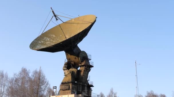 Duży Stary Radar Starej Bazie Środku Lasu — Wideo stockowe