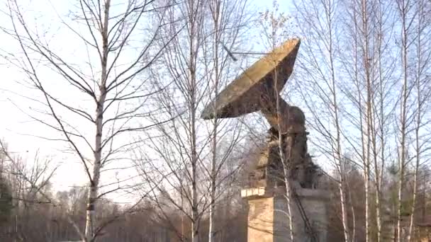 Grande Vecchio Radar Una Vecchia Base Mezzo Alla Foresta — Video Stock