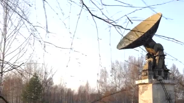 森の真ん中にある古い基地の大きな古いレーダー — ストック動画