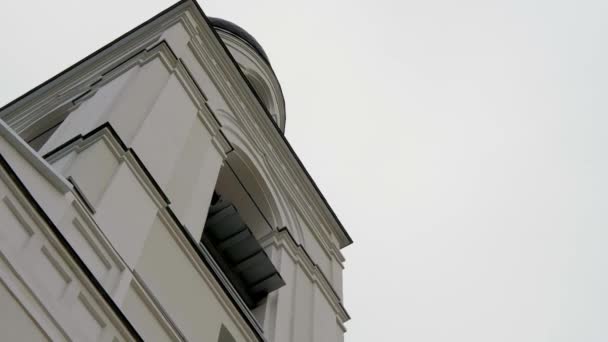 Antigua Iglesia Blanca Día Nublado Otoño — Vídeos de Stock