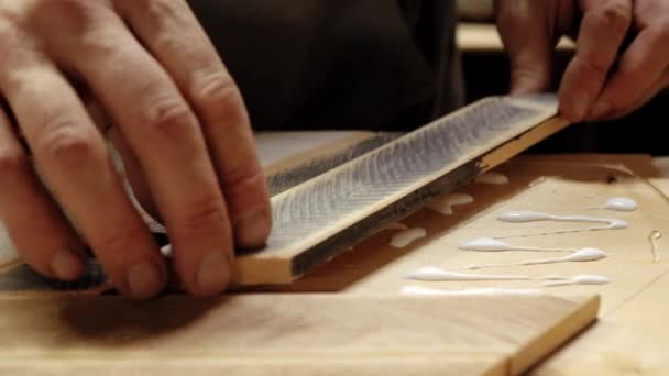 Carpinteiro Faz Painel Madeira Colando Ripas Madeira Compensada Uma Oficina — Vídeo de Stock