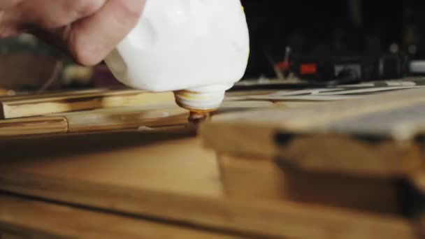 Ein Tischler Stellt Eine Holzplatte Her Indem Einer Werkstatt Lamellen — Stockvideo