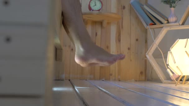Чоловічі Ноги Чоловік Виходить Ліжка Вранці Ставить Ноги Підлогу — стокове відео