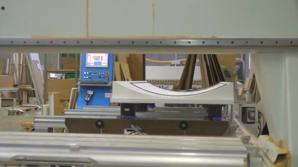 大きな木工機械が木製品に穴を開ける 電子制御 技術生産 — ストック動画