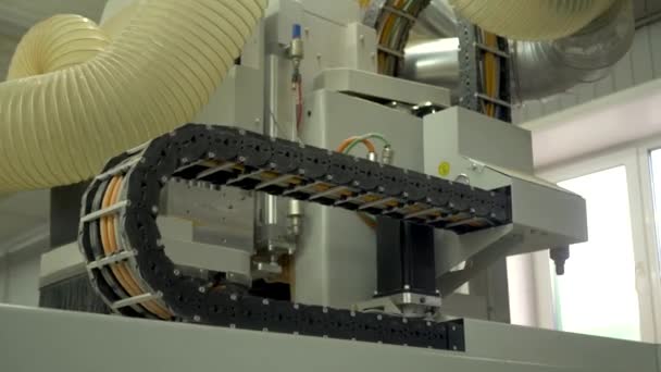 Una Gran Máquina Carpintería Taladra Agujeros Producto Madera Control Electrónico — Vídeo de stock