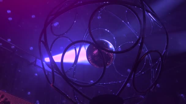 Disco Ball dans une boîte de nuit brille créant une atmosphère de fête. Beaucoup de rayons lumineux dans toutes les directions .