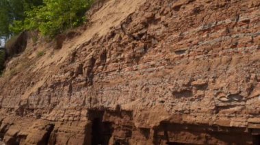 Çamur hızlanır. Kaya gibi. Turun heyelan kayması. Güneşli yaz günü
