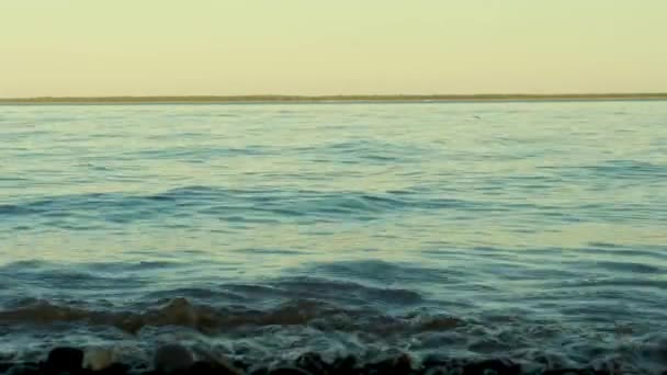 日落时河水波涛汹涌 从河岸和地平线上看 — 图库视频影像