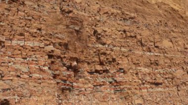 Çamur hızlanır. Kaya gibi. Turun heyelan kayması. Güneşli yaz günü