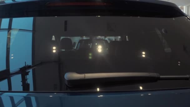 Carro Novo Azul Escuro Com Uma Cremalheira Telhado Concessionária Luz — Vídeo de Stock