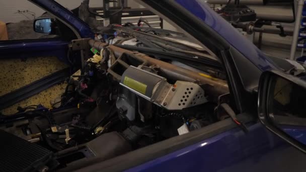 Gedemonteerde Auto Het Blauw Een Auto Service Auto Reparatie Tuning — Stockvideo
