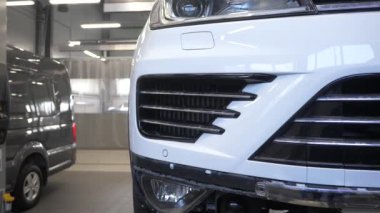 Beyaz araba resmi bir araba servisinde asansörde. Teftiş ve onarım