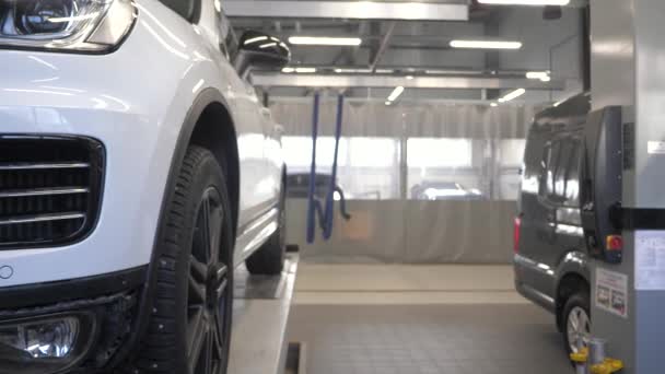 Fehér Autó Egy Liftben Egy Hivatalos Autószervizben Ellenőrzés Javítás — Stock videók