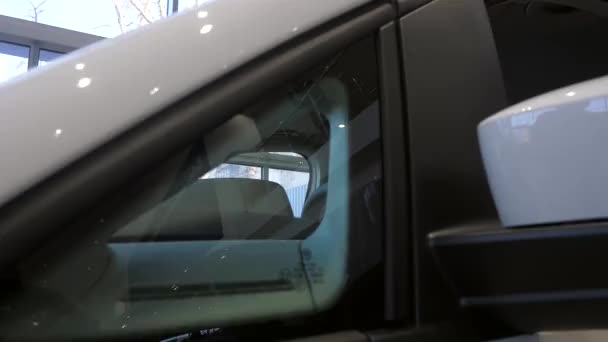 Нова Біла Машина Автосалоні Елементи Автомобіля Денне Світло — стокове відео