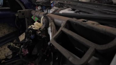 Bir araba servisinde parçalanmış mavi bir araba. Araba tamiri ve akort. Yedek parçalar