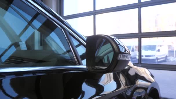 Новий Чорний Автомобіль Автосалоні Елементи Автомобіля Денне Світло — стокове відео