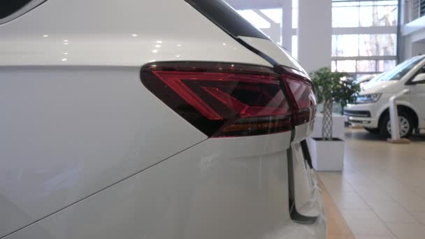 Neues Weißes Auto Einem Autohaus Elemente Des Autos Tageslicht — Stockvideo