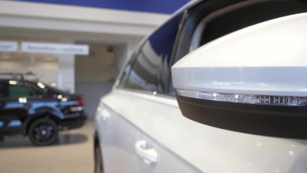 Nowy Biały Samochód Salonie Samochodowym Elementy Samochodu Światło Dzienne — Wideo stockowe