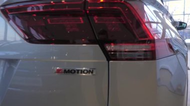 02 / 14 / 2020 Nizhny Novgorod Rusya. Volkswagen Motor Fuarı 'nda çekim. Yeni araba