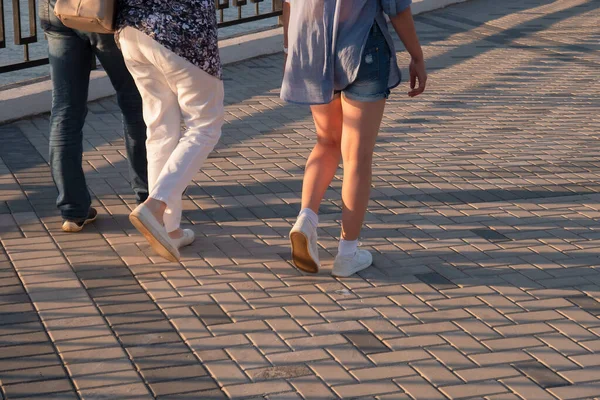 Una Compañía Chicas Camina Por Las Calles Día Soleado Ropa — Foto de Stock