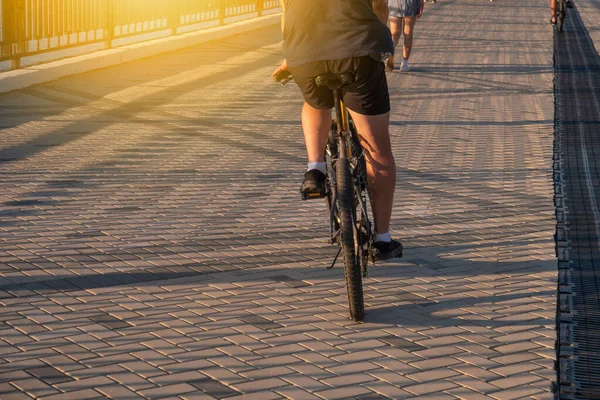 Ένας Άντρας Σορτς Κάνει Ποδήλατο Μια Ηλιόλουστη Μέρα Πάνω Στα — Φωτογραφία Αρχείου