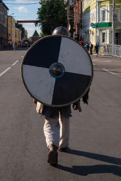 Uomo Abiti Antichi Cavaliere Con Uno Scudo Cammina Lungo Strada — Foto Stock