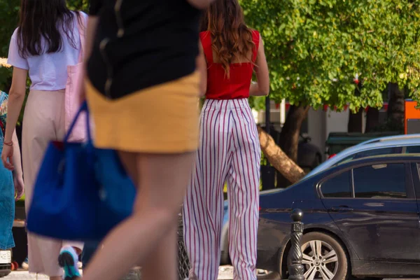 Una Compagnia Ragazze Cammina Strade Una Giornata Sole Vestiti Estivi — Foto Stock