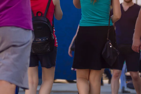 Grupa Dziewcząt Spaceruje Ulicach Słoneczny Dzień Ubrania Letnie — Zdjęcie stockowe