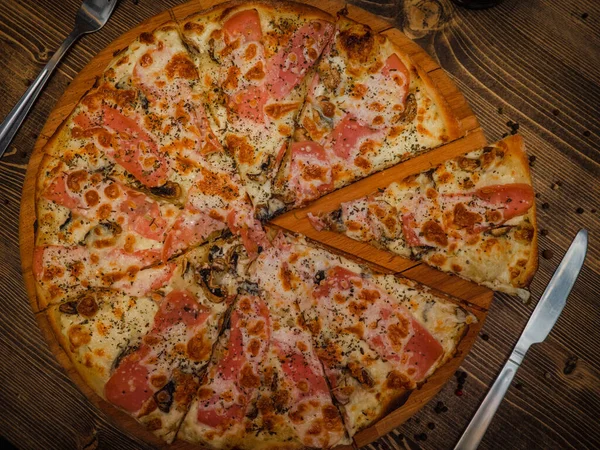 店内には自慢の表面をしたテーブルの上においしいピザ ホットフレッシュピザ — ストック写真