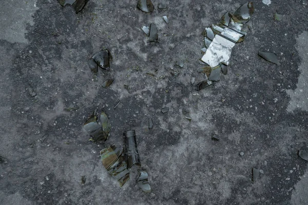 Uma Garrafa Vinho Partida Pavimento Muitos Pequenos Fragmentos Uma Mancha — Fotografia de Stock